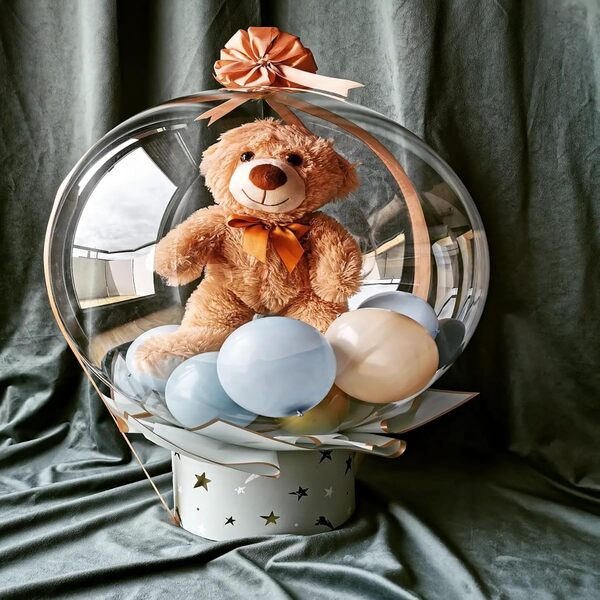 খেলনা খরগোশের সাথে বোবো বেলুন